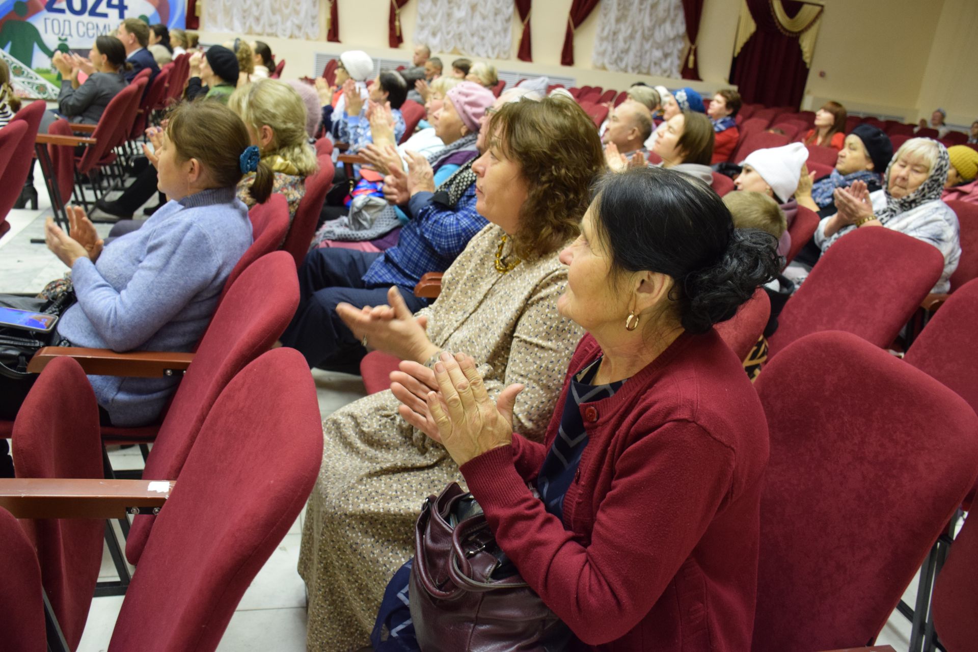 В Доме дружбы народов города Нурлат прошел праздничный концерт ко Дню народного единства