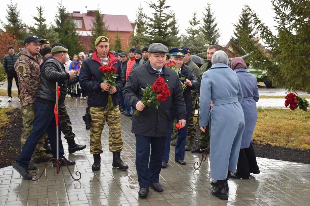 В Нурлате торжественно открыли памятник воинам внутренних войск