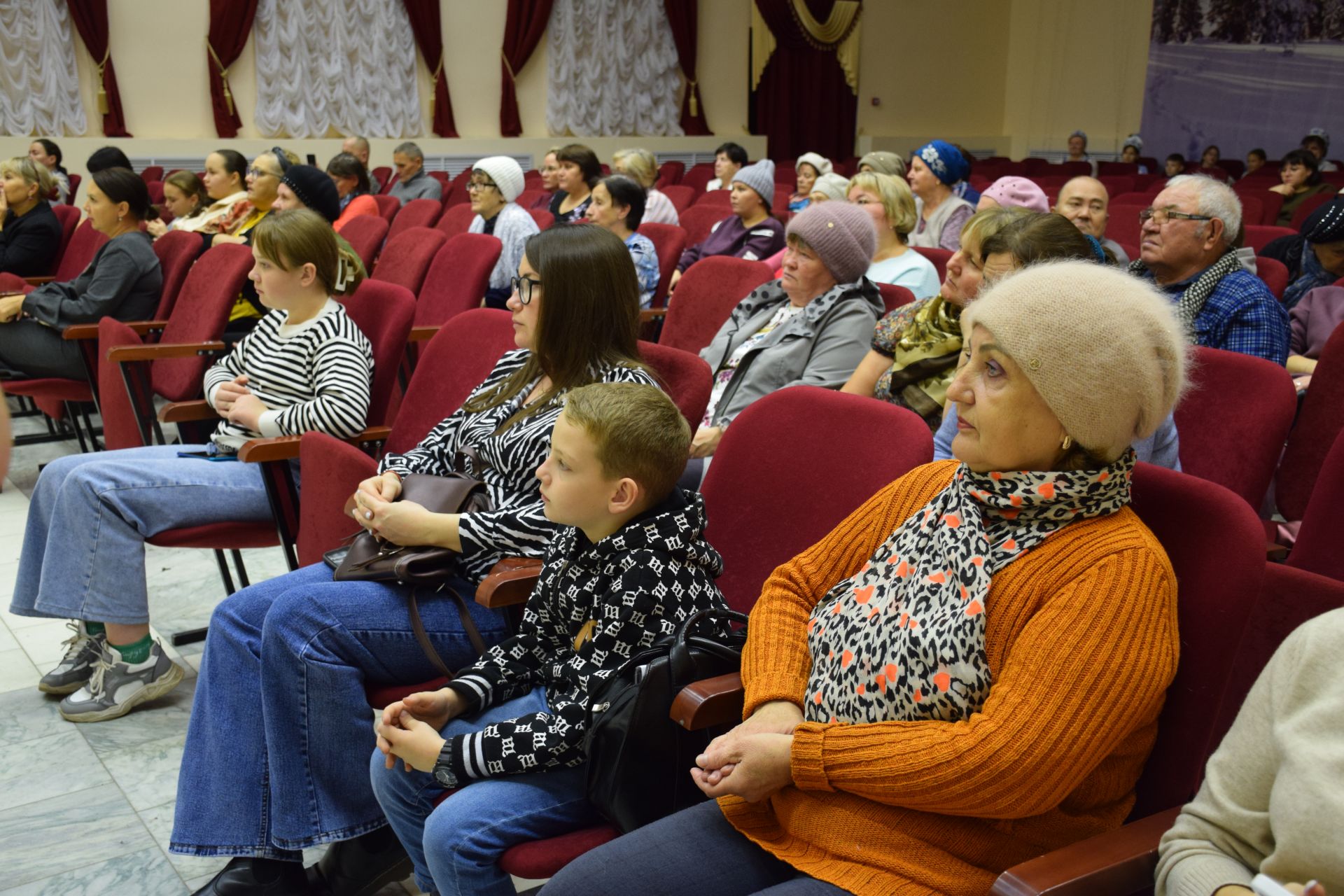 В Доме дружбы народов города Нурлат прошел праздничный концерт ко Дню народного единства