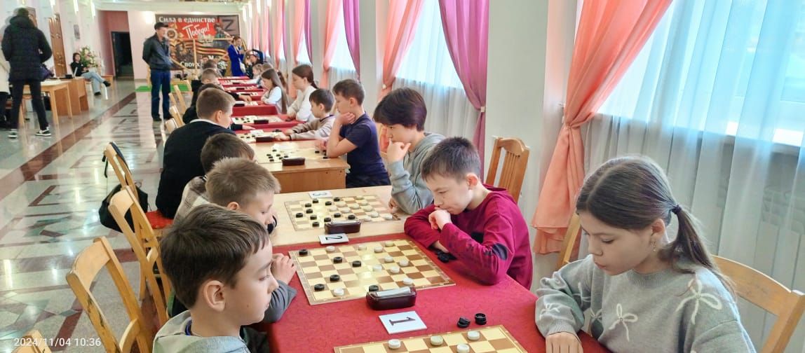 В День народного единства юные шашисты Нурлата собрались на турнир