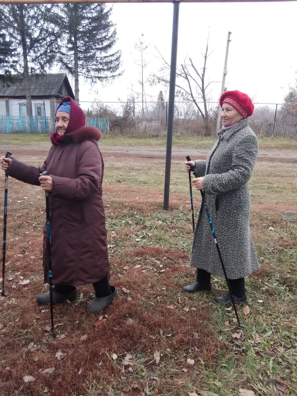 Подопечные Нурлатского центра «Гармония» укрепляют здоровье с помощью «скандинавской ходьбы»