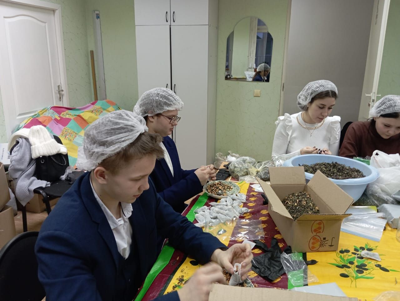 Ученики 8-9 классов из Нурлатской школы №9 помогали волонтерам в Центре активного долголетия и здоровья