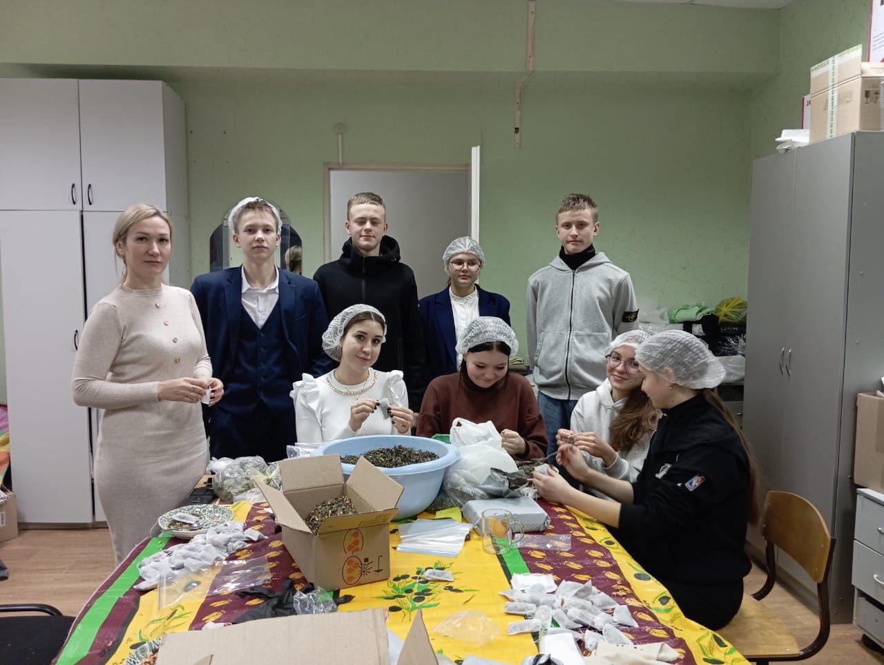 Ученики 8-9 классов из Нурлатской школы №9 помогали волонтерам в Центре активного долголетия и здоровья