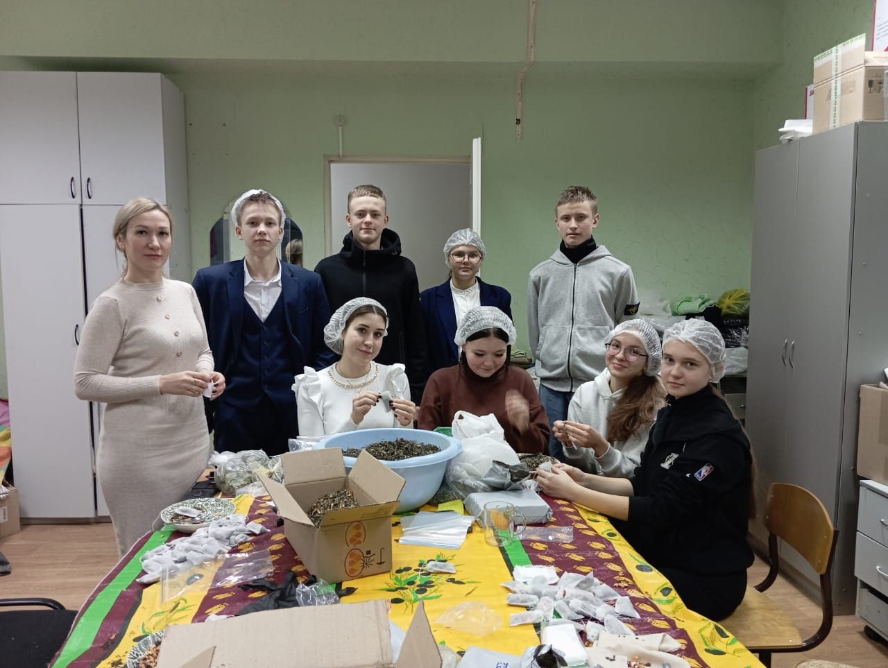 Ученики 8-9 классов из Нурлатской школы №9 помогали волонтерам в Центре активного долголетия и здоровья