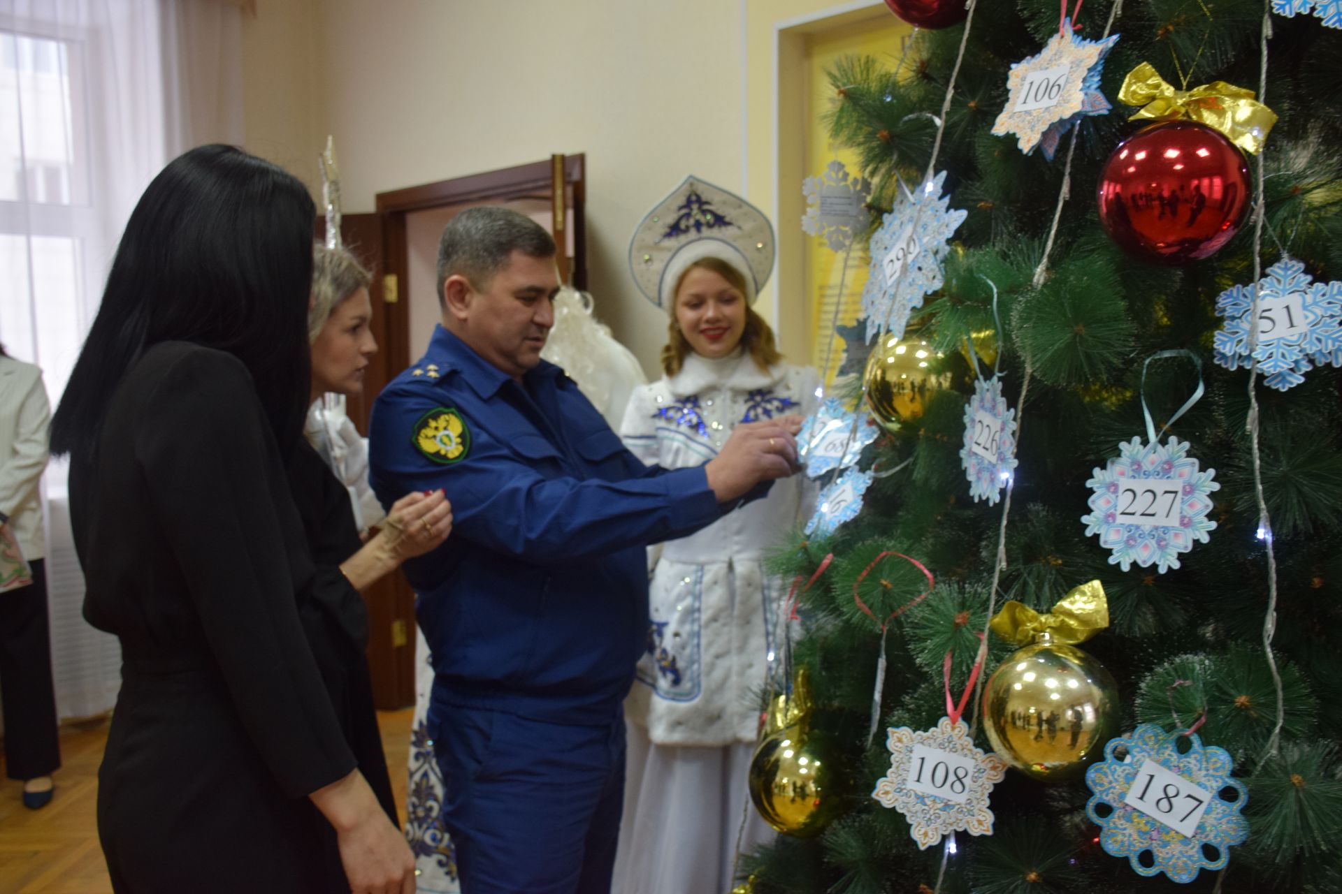 Дамир Ишкинеев снял с новогодней елки 5 снежинок с пожеланиями юных нурлатцев