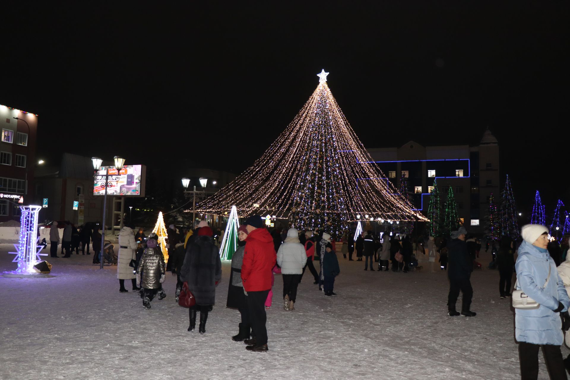 В Нурлате состоялось торжественное открытие главной городской Елки