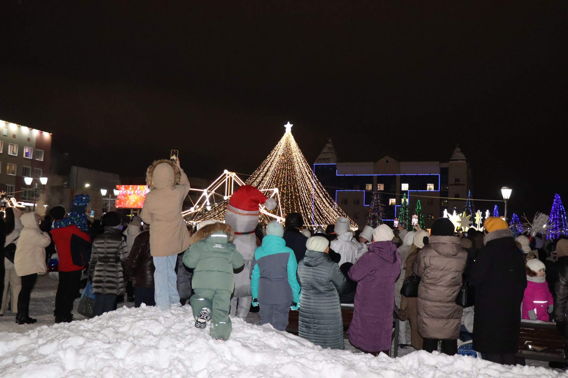 В Нурлате состоялось торжественное открытие главной городской Елки