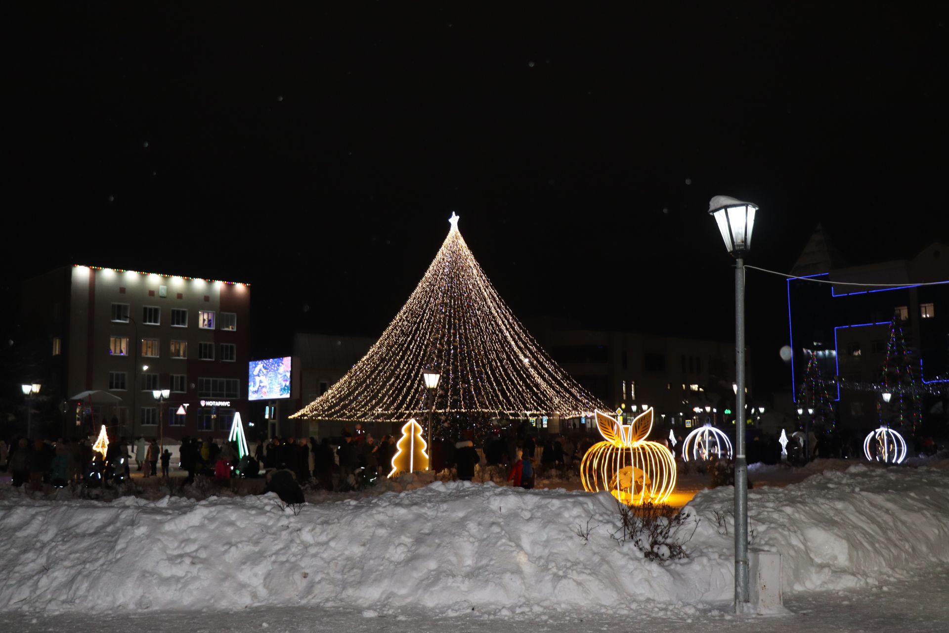 В Нурлате состоялось торжественное открытие главной городской Елки