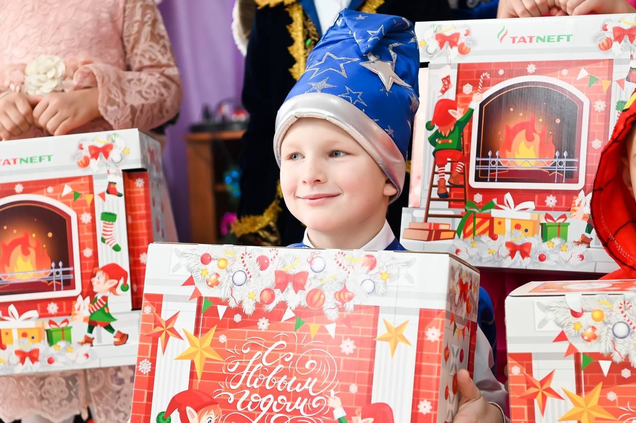 Нурлатские нефтяники пришли с подарками в городскую школу-интернат