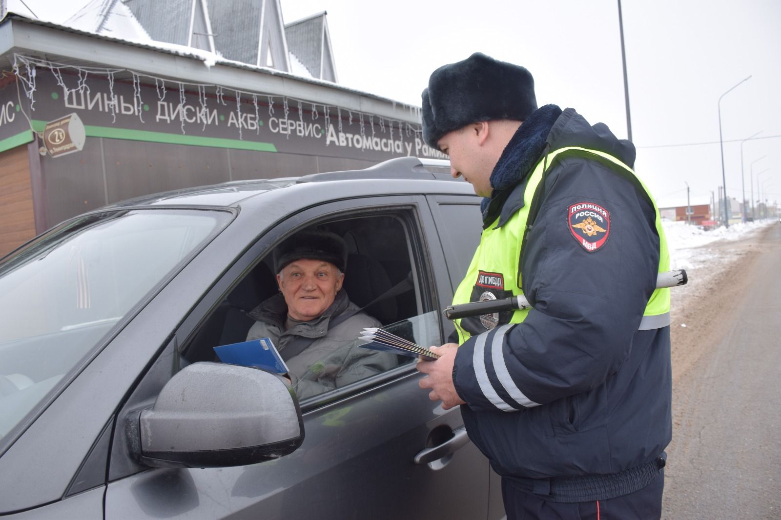 Нурлатские автоинспекторы призывают водителей к бдительности