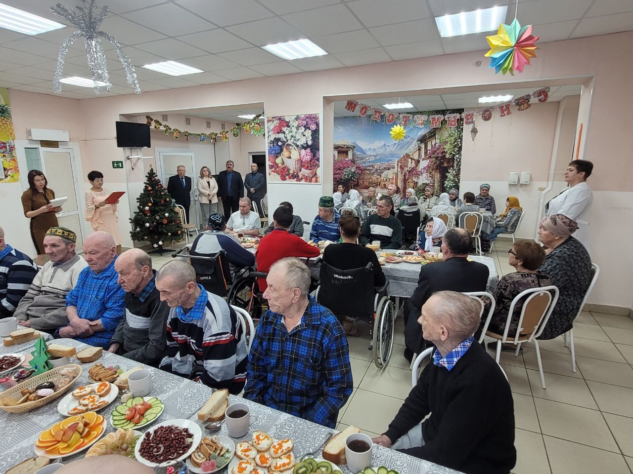 Жители Нурлатского дома-интерната продолжают принимать поздравления