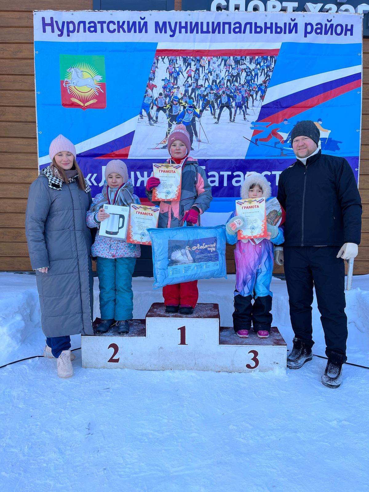 Нурлатцы приняли участие во Всероссийской массовой гонке «Лыжня России-2024» семьями