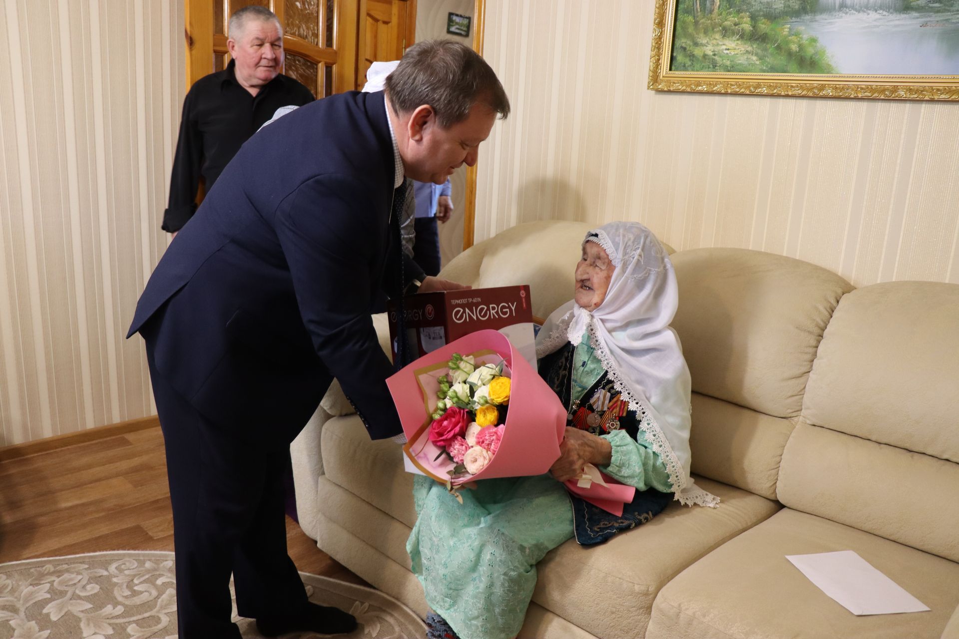 Дамир Ишкинеев поздравил долгожительницу с юбилеем