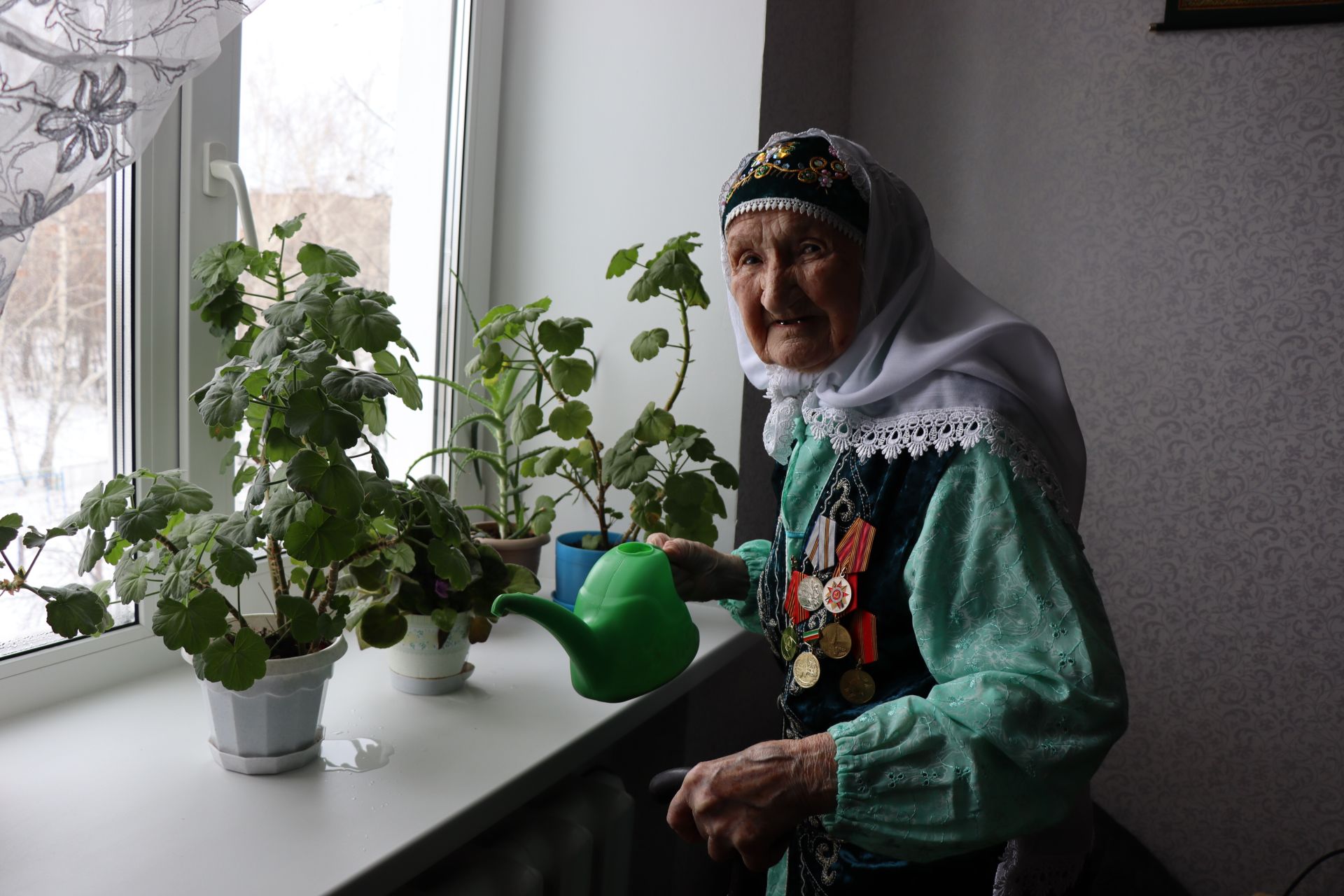 Дамир Ишкинеев поздравил долгожительницу с юбилеем