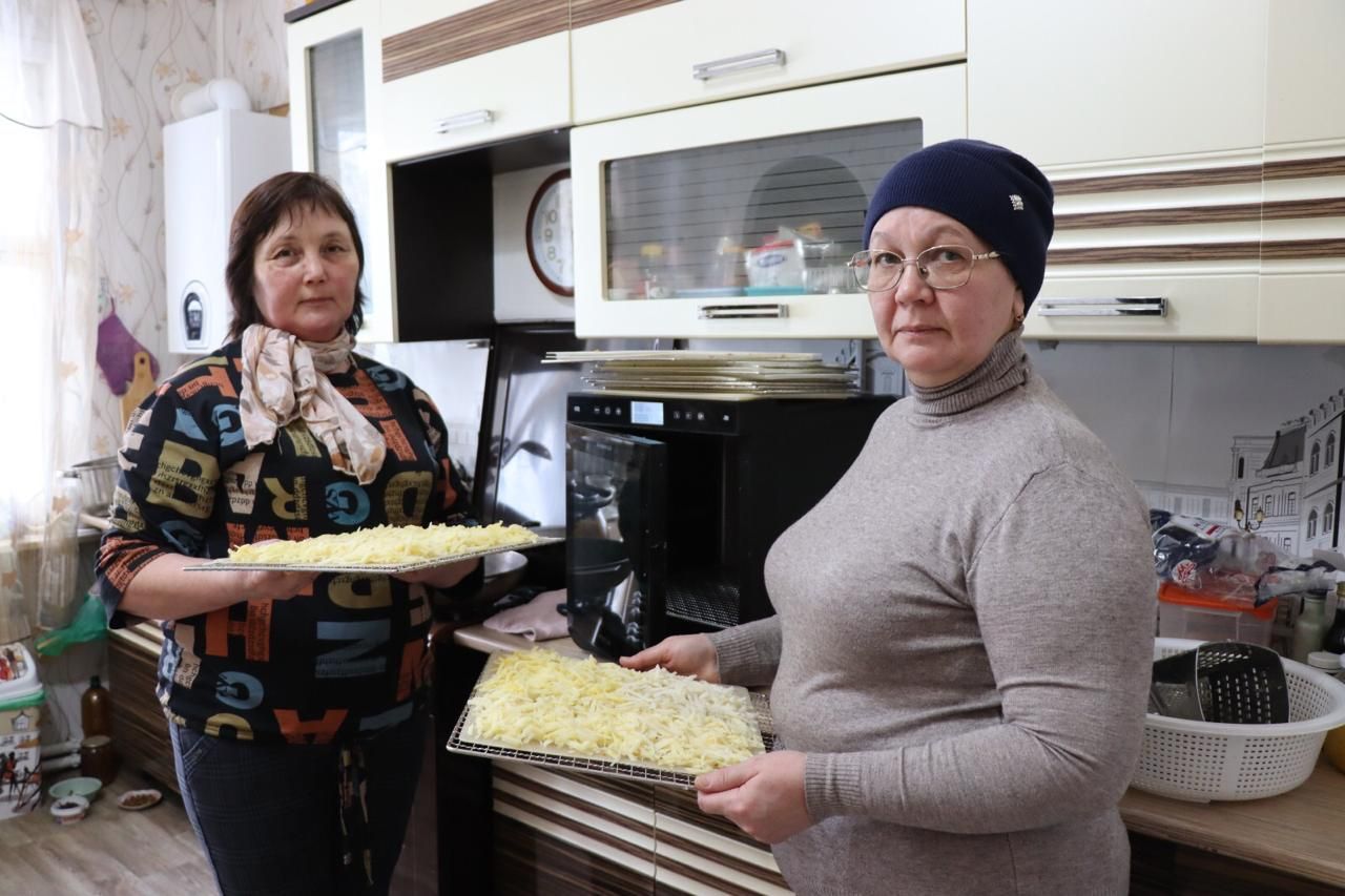 Нурлатцы передают солдатам частичку своего тепла