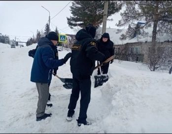 В борьбе со снегом помогают нурлатские форпостовцы