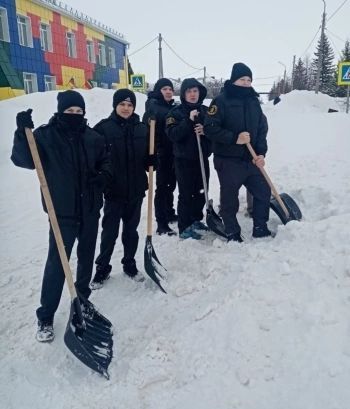 В борьбе со снегом помогают нурлатские форпостовцы