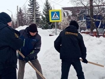 В борьбе со снегом помогают нурлатские форпостовцы