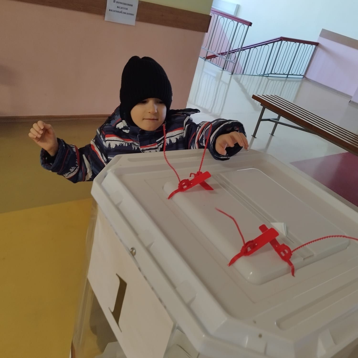 Жена мобилизованного нурлатца пришла на выборы Президента России с сыном