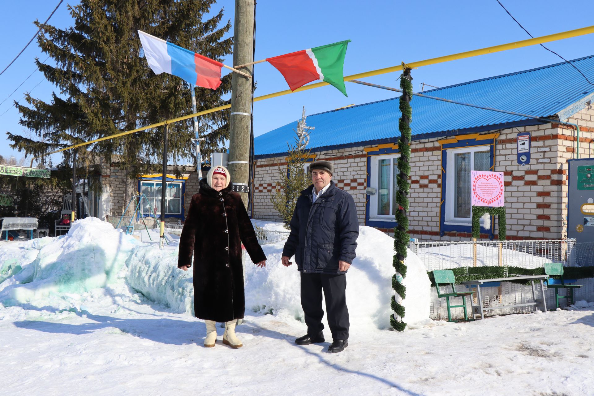 Около дома Насыбуллиных из села Чулпаново Нурлатского района в дни выборов Президента реют флаги Татарстана и России