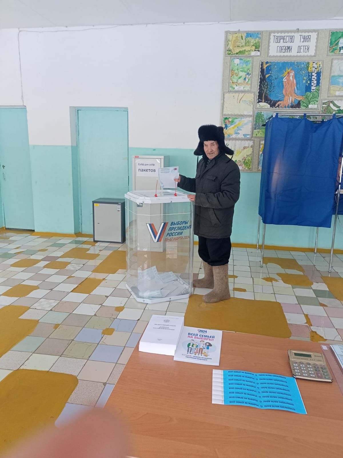 На избирательном участке №2377 в Елауре сегодня так же оживлённо, как и вчера