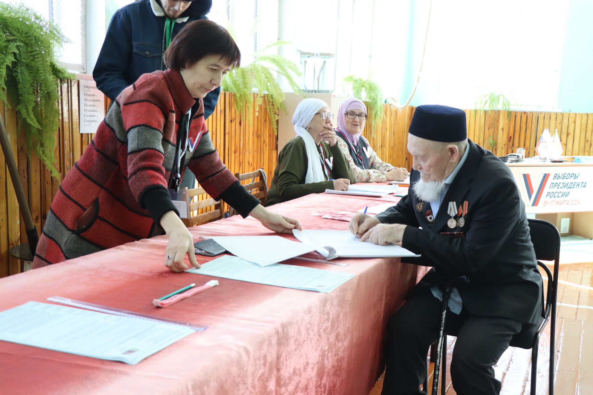 99-летний ветеран из Нурлатского района сам пришел на избирательный участок