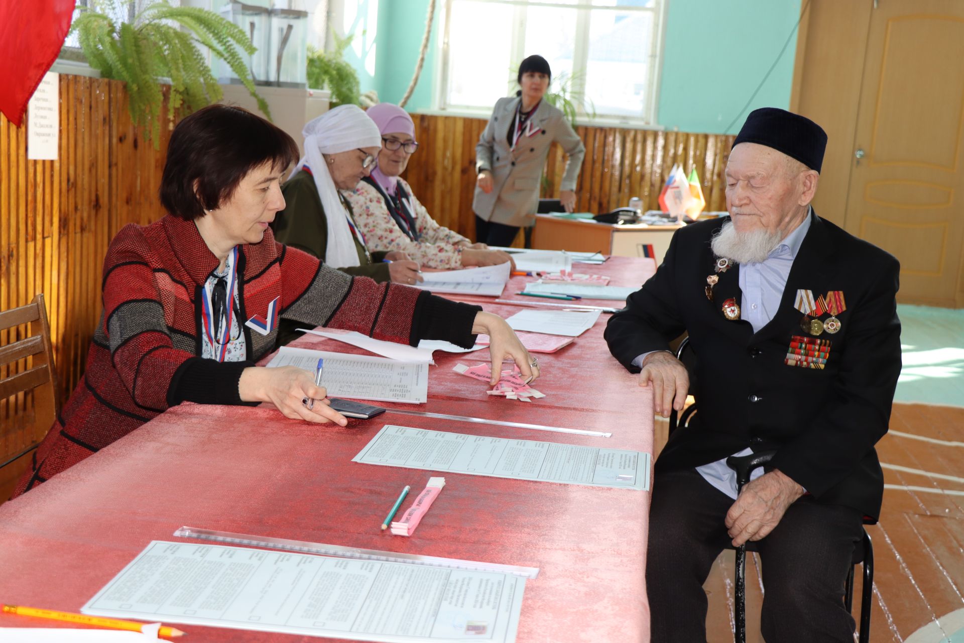 99-летний ветеран из Нурлатского района сам пришел на избирательный участок