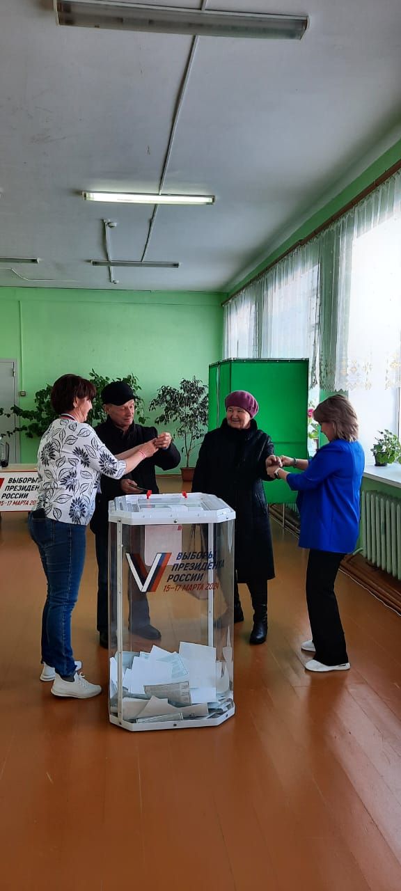 В Андреевке впервые участвующие в выборах студенты воспользовались сервисом «Мобильный избиратель»