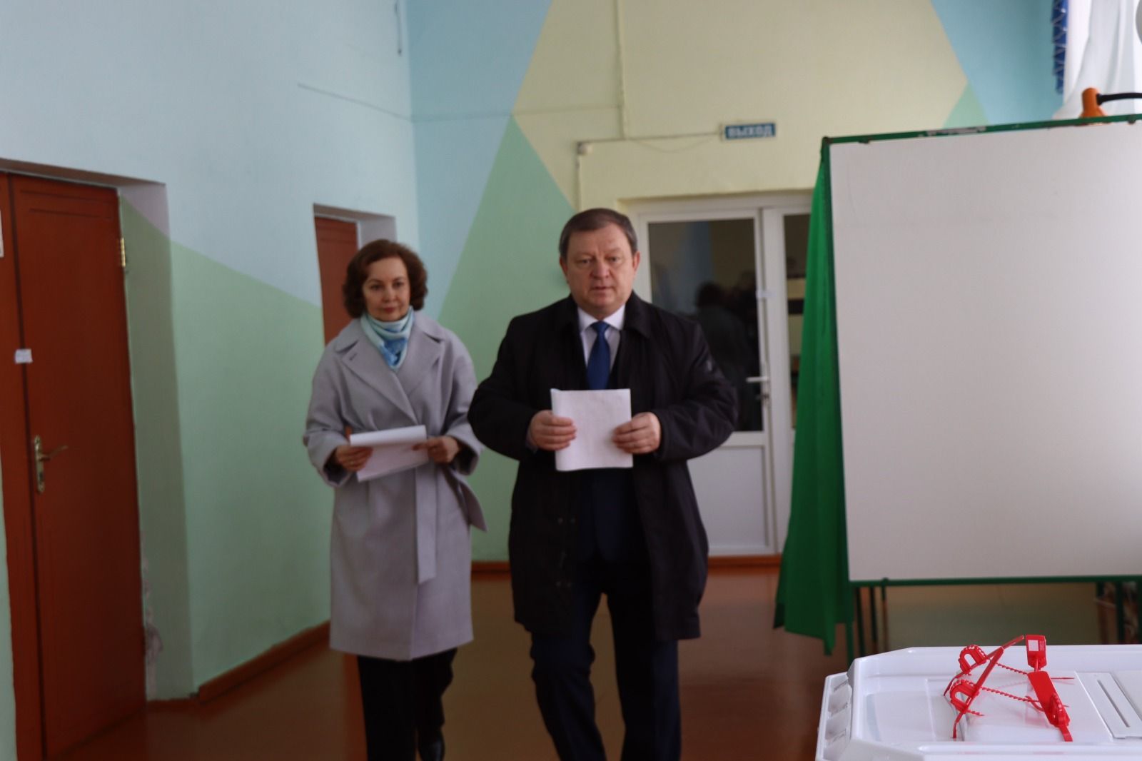 Глава Нурлатского района Дамир Ишкинеев на своем участке проголосовал на выборах Президента России