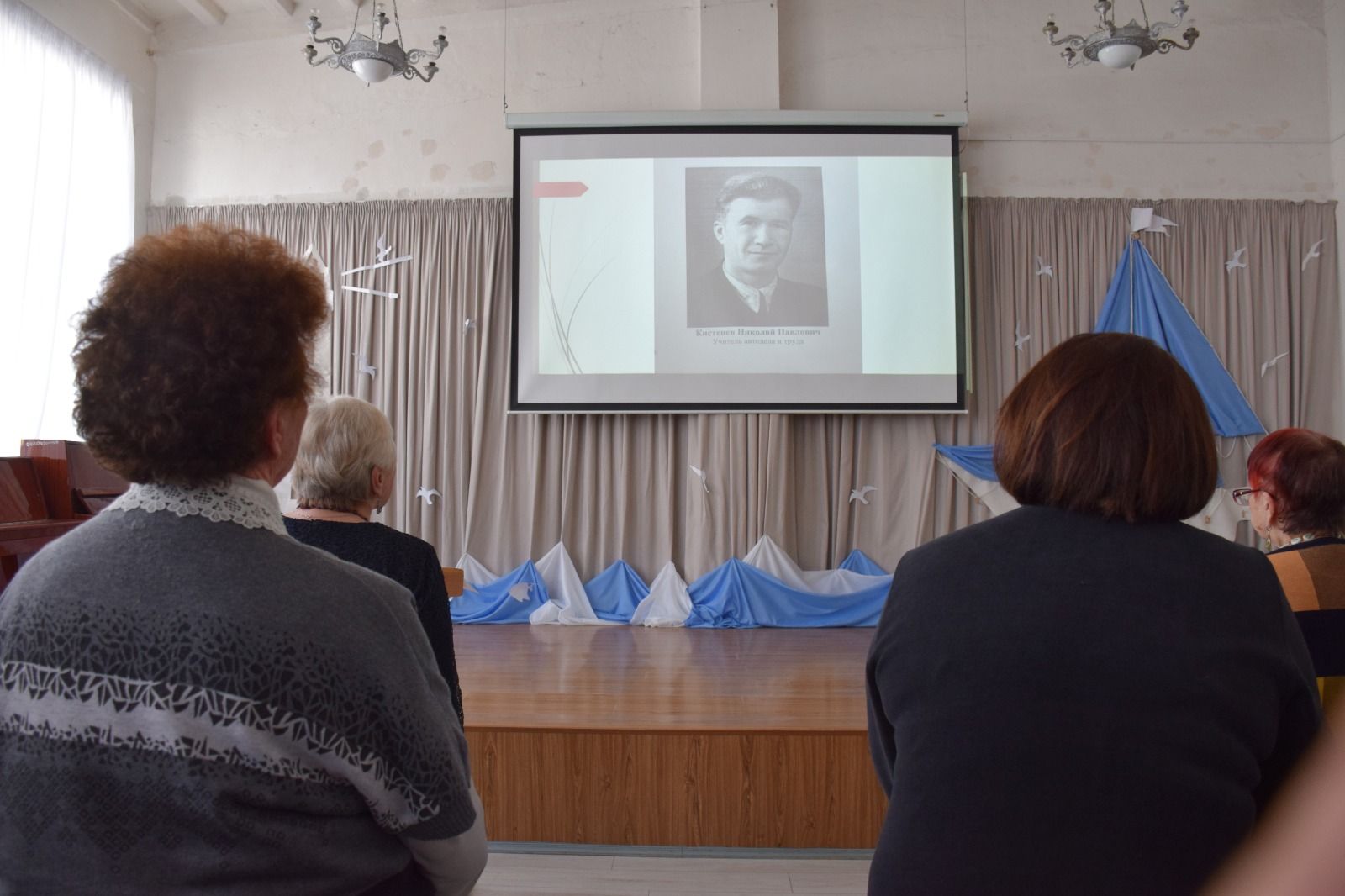 В Нурлатской городской школе №1 прошла презентация книги, посвященной ее 60-летнему юбилею