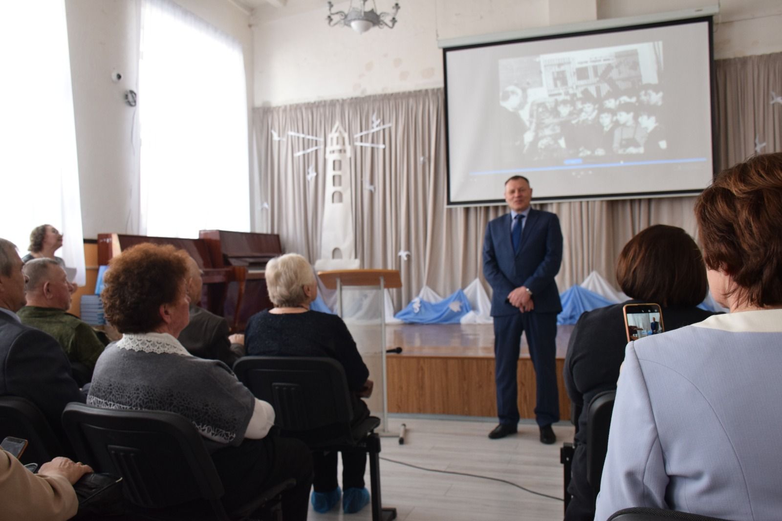 В Нурлатской городской школе №1 прошла презентация книги, посвященной ее 60-летнему юбилею