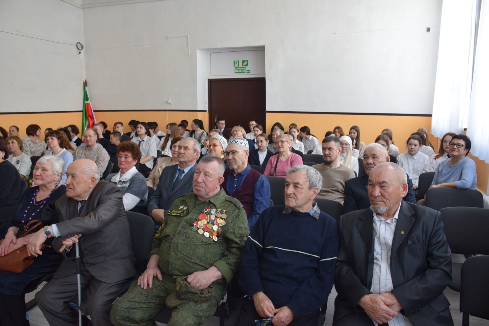 В Нурлатской городской школе №1 прошла презентация книги, посвященной ее 60-летнему юбилею