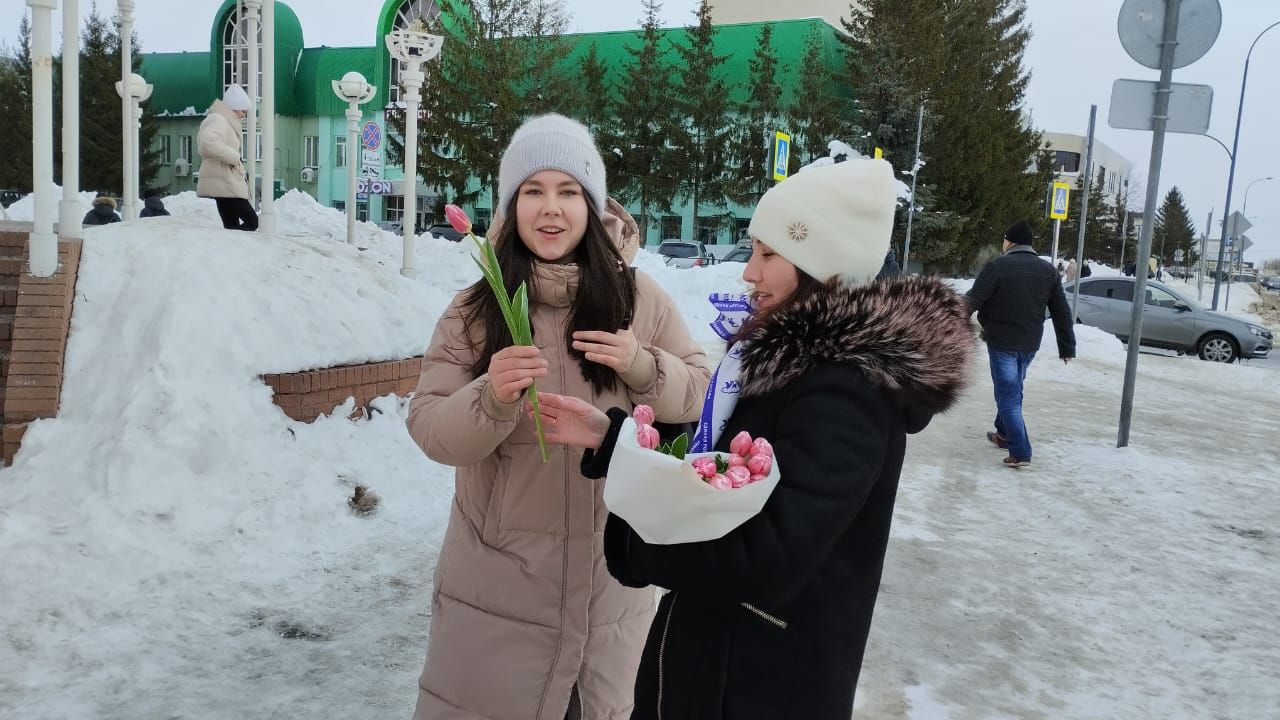 В преддверии праздника нурлатским женщинам на улицах города дарили тюльпаны