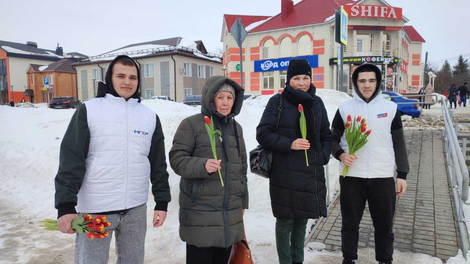 В преддверии праздника нурлатским женщинам на улицах города дарили тюльпаны