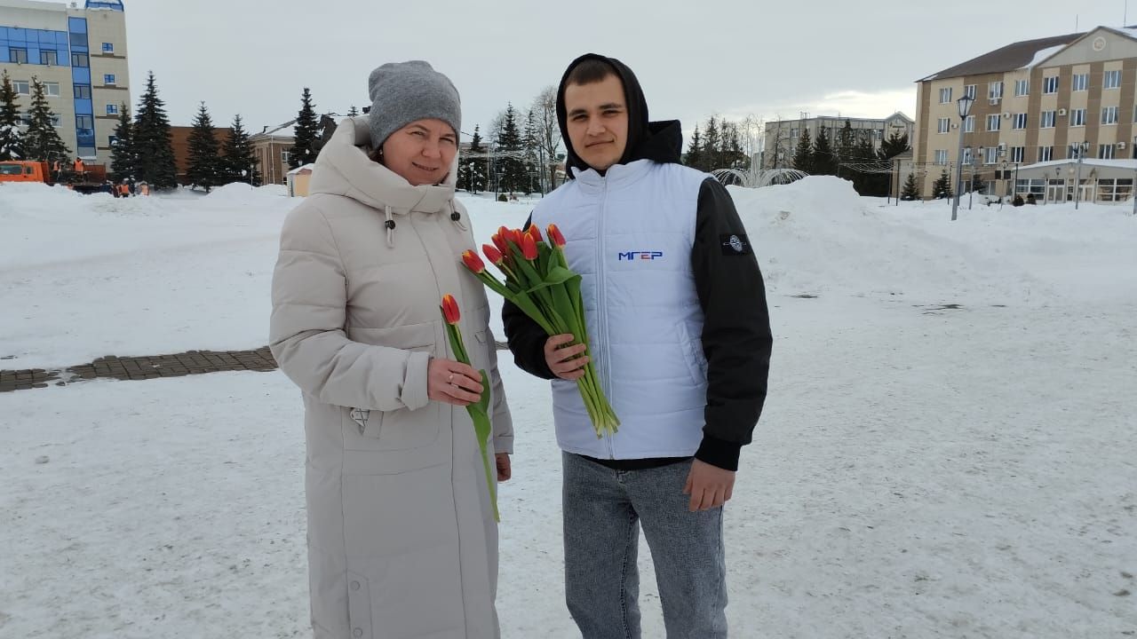 В преддверии праздника нурлатским женщинам на улицах города дарили тюльпаны