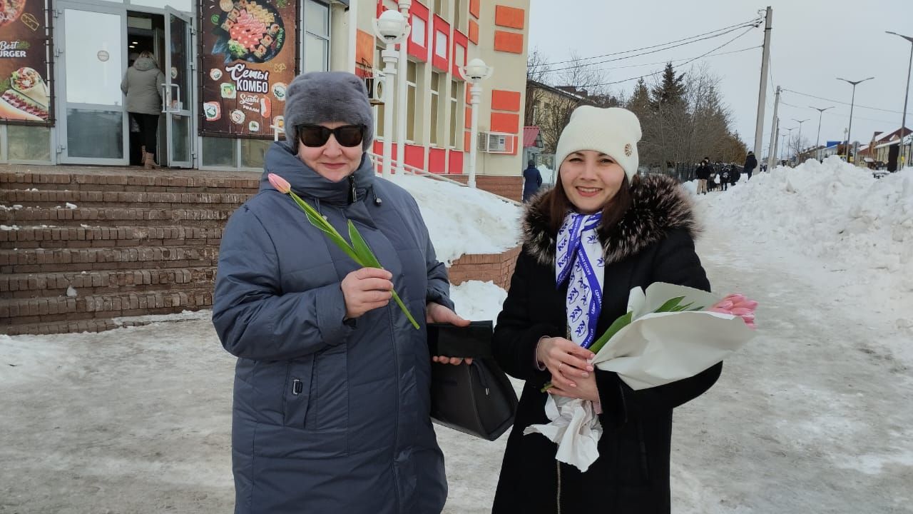 В преддверии праздника нурлатским женщинам на улицах города дарили тюльпаны