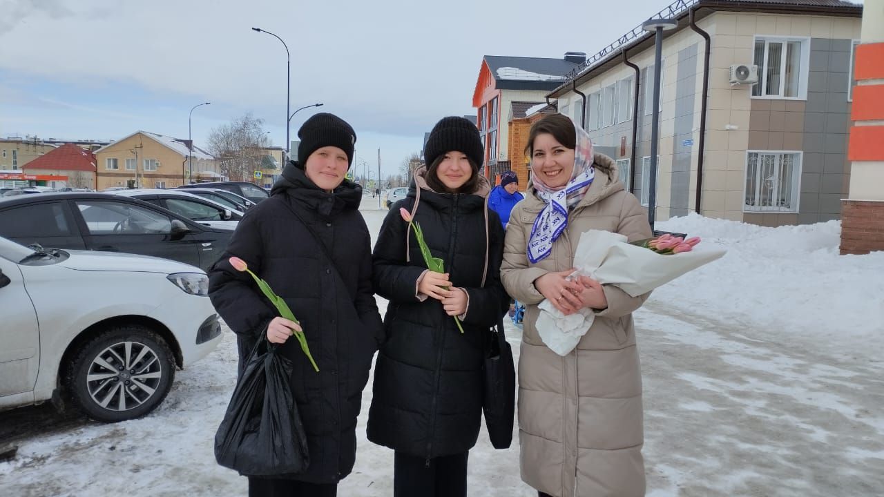 В преддверии праздника нурлатским женщинам на улицах города дарили тюльпаны