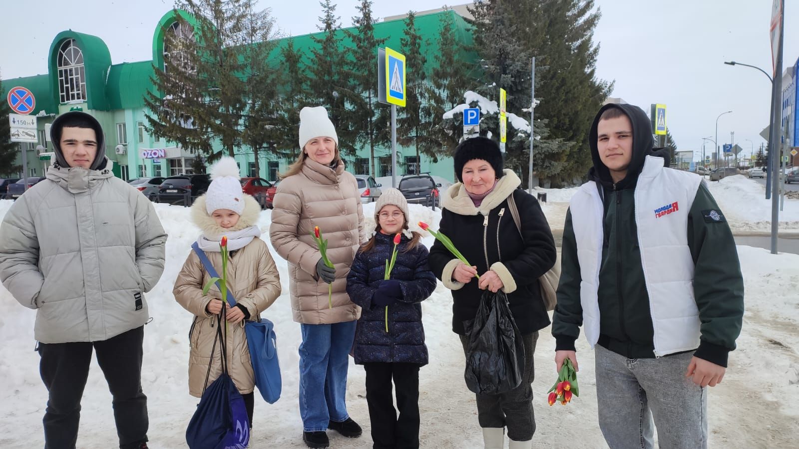 В преддверии праздника нурлатским женщинам на улицах города дарили тюльпаны