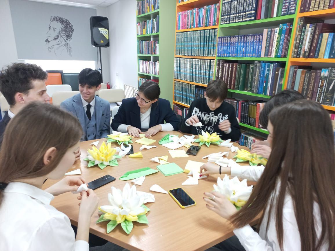 Для старшеклассников в центральной библиотеке нурлата провели мастер-класс по изготовлению цветка лотоса