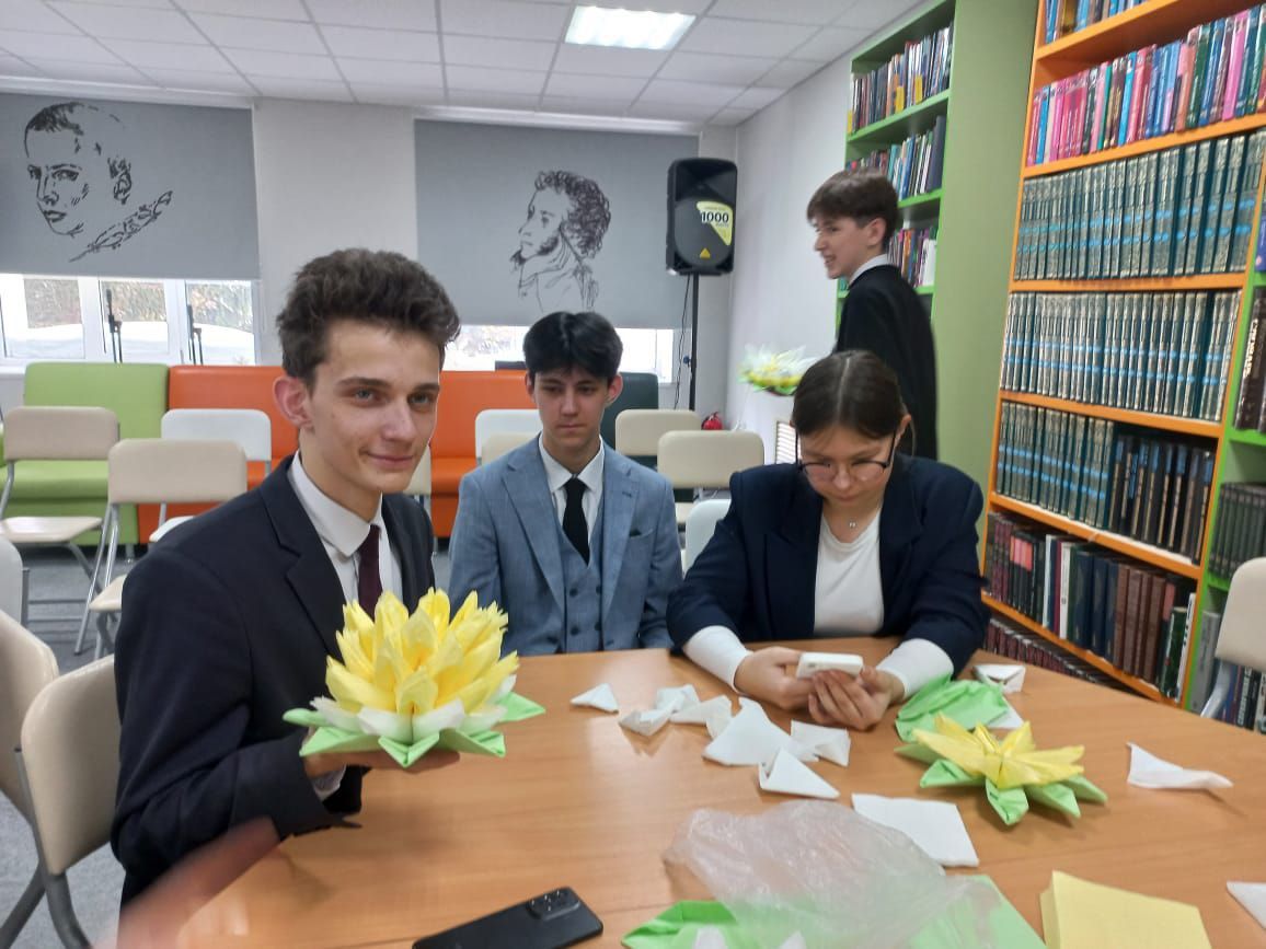 Для старшеклассников в центральной библиотеке нурлата провели мастер-класс по изготовлению цветка лотоса