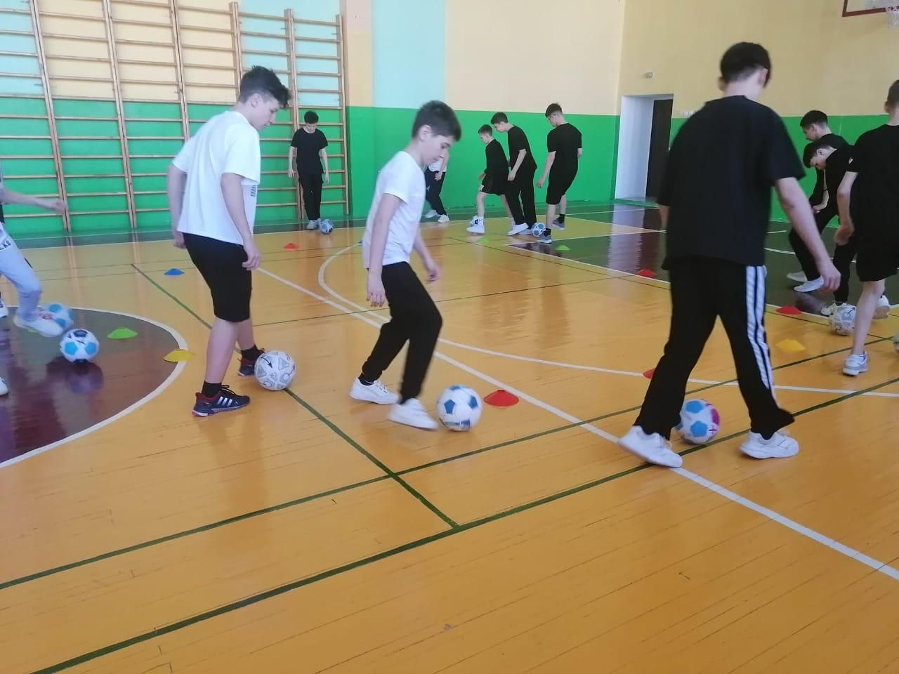 В Нурлатской гимназии прошёл открытый урок футбола