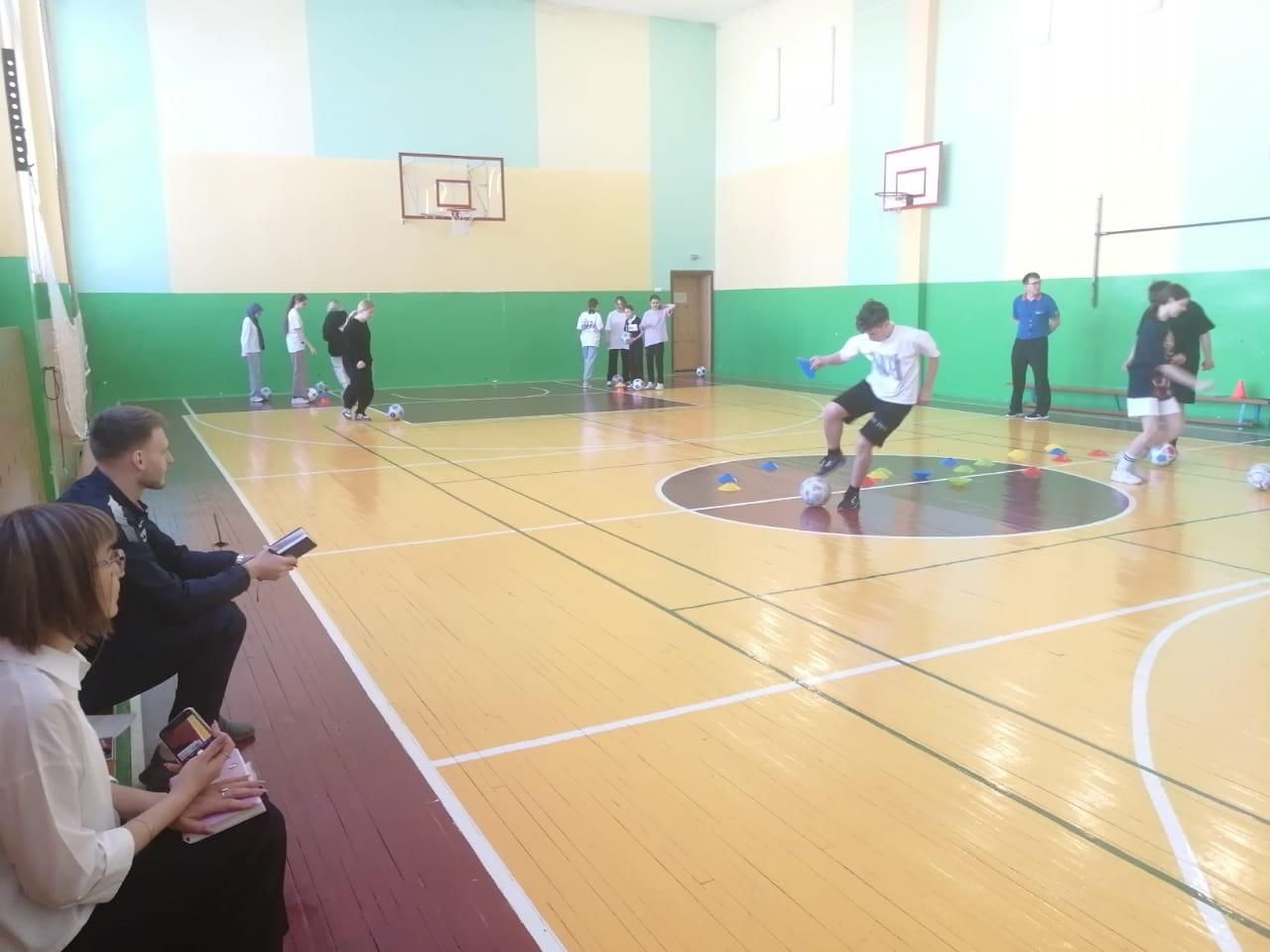 В Нурлатской гимназии прошёл открытый урок футбола