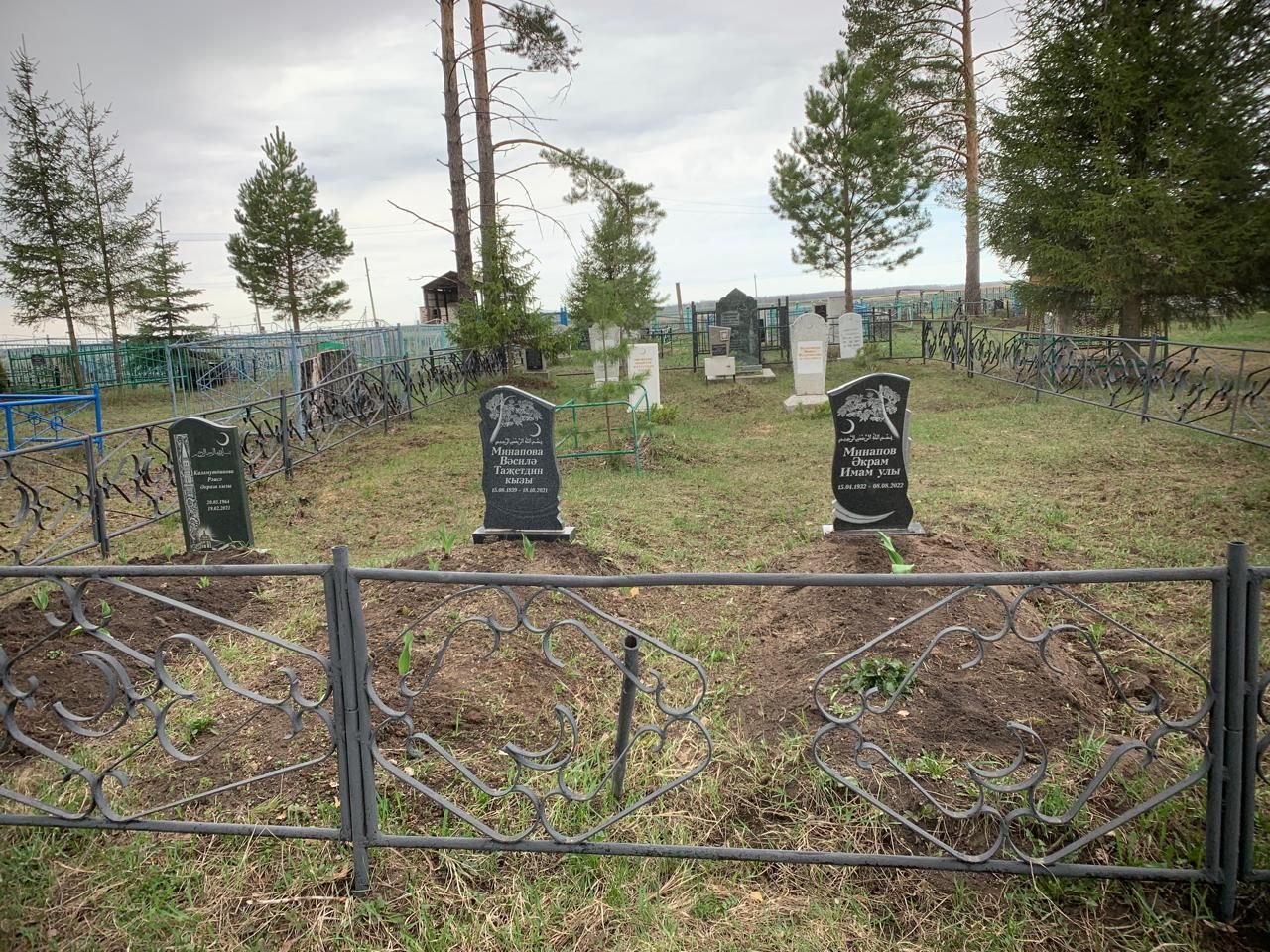 Жители Старой Амзи Нурлатского района организовали субботник на кладбище