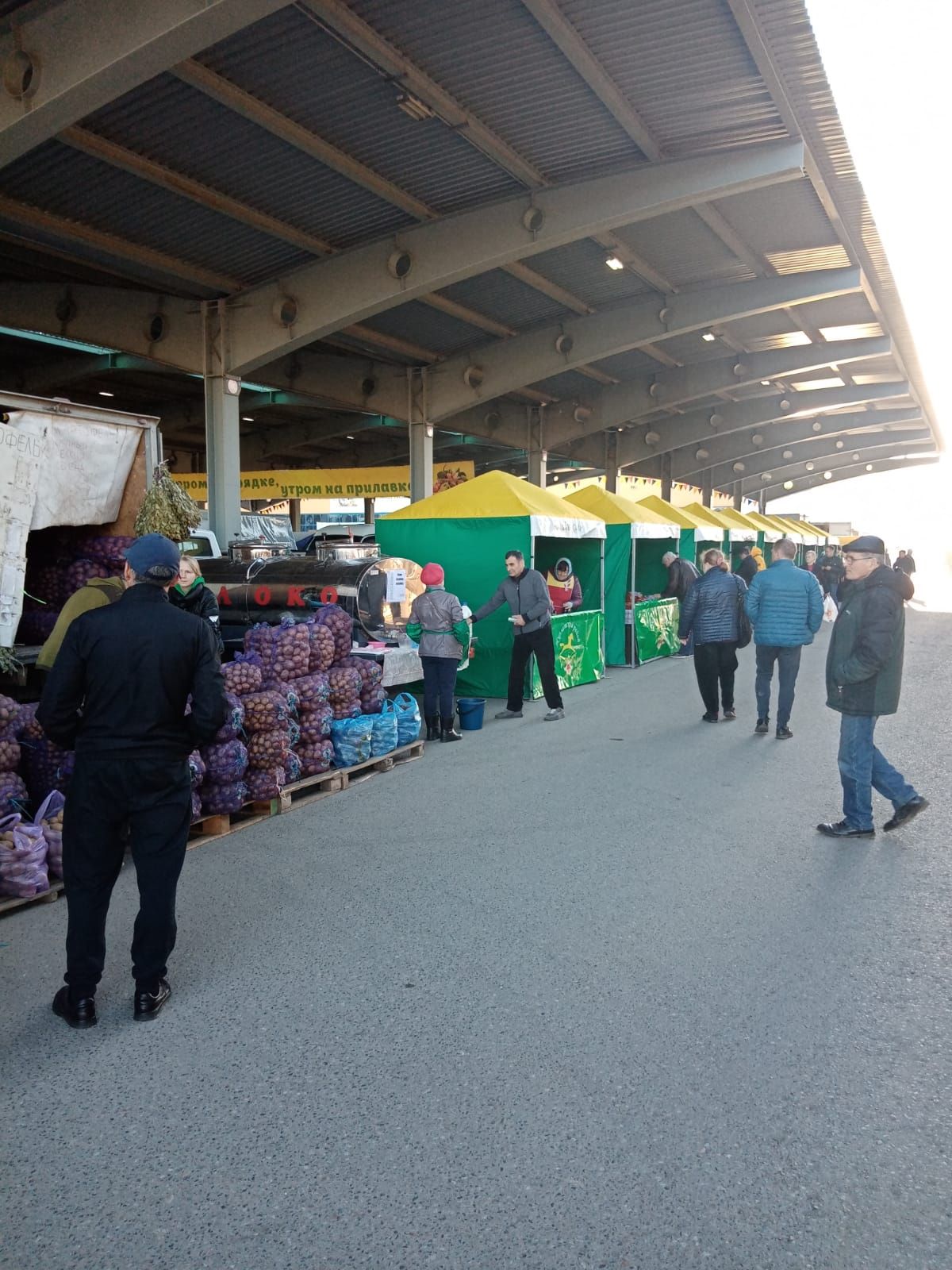 Нурлатцы участвуют на очередной сельхозярмарке в Казани