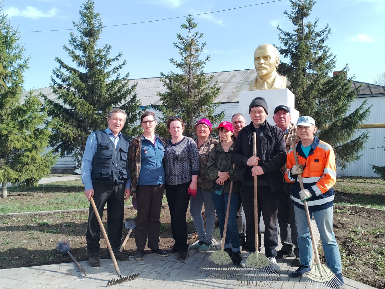 Коммунисты Нурлата возложили цветы к памятнику В.И.Ленина