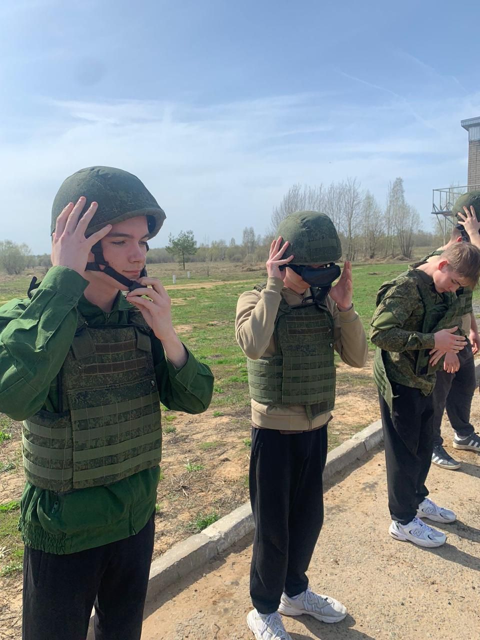 Учащиеся 10-х классов Нурлатской гимназии участвуют в военных сборах в Казани