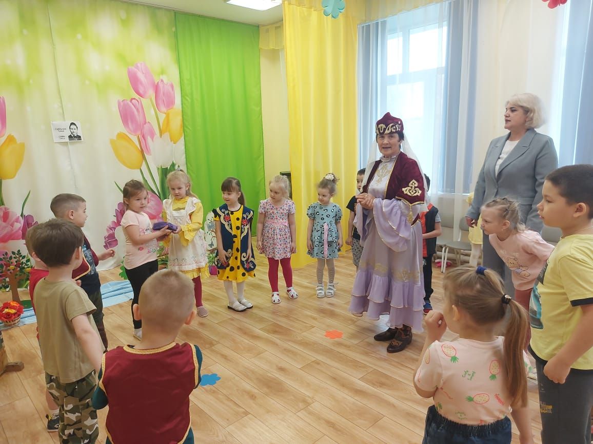 Воспитатели детского сада “Колосок” пригласили малышей в путешествие по сказкам Габдуллы Тукая