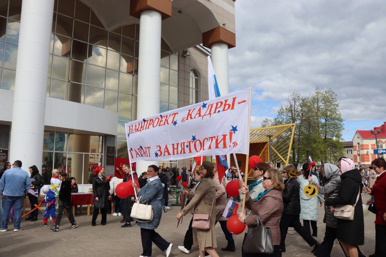 В Нурлате возобновили традицию проводить первомайский праздничный парад