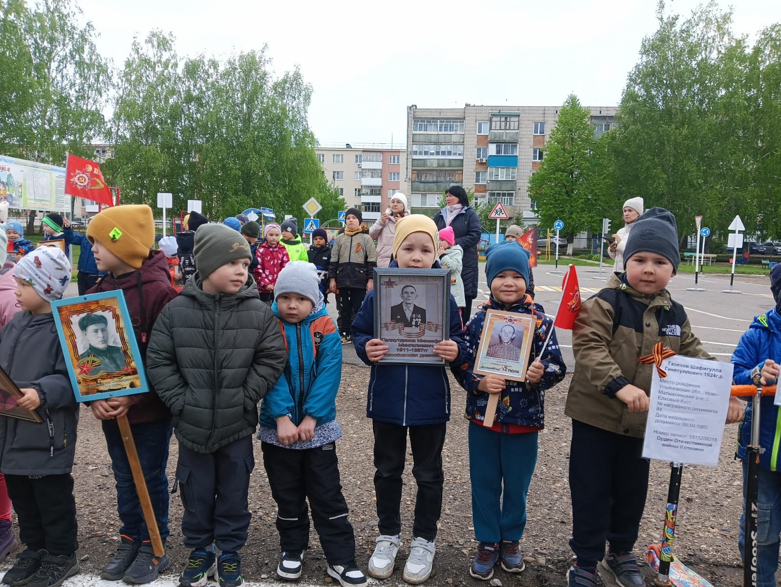 В детском саду «Сказка» прошел самокато-велопробег «Бессмертный полк-2024»