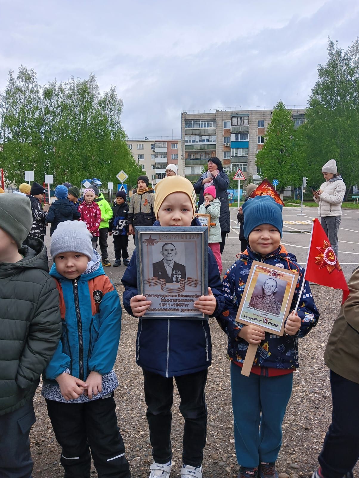 В детском саду «Сказка» прошел самокато-велопробег «Бессмертный полк-2024»